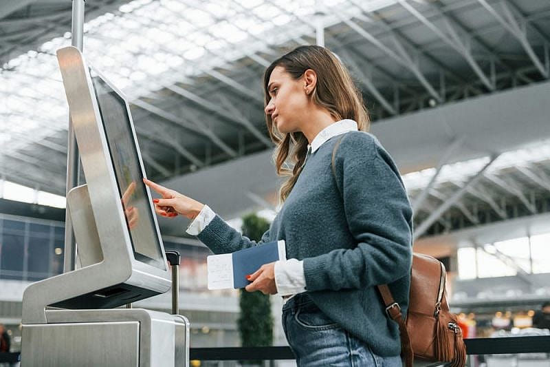 Pasajera en el aeropuerto pidiendo un reembolso a Norwegian