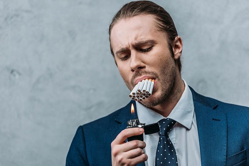 muž kouř&iacute; cigarety