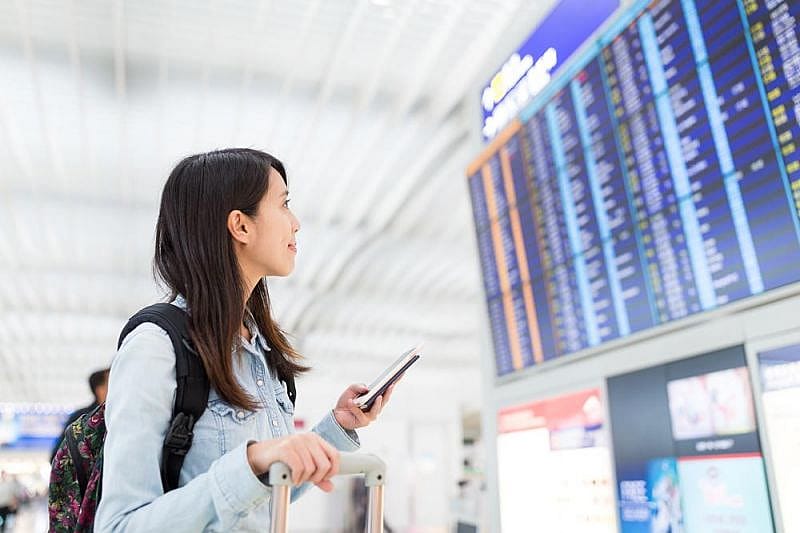 Pasajera comprobando la cancelaci&oacute;n de vuelos de American Airlines