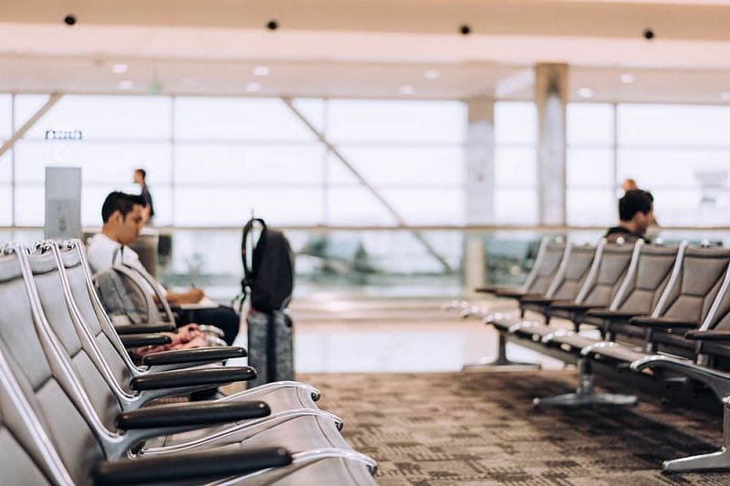 Pasajero en sala de espera por retraso de vuelo de Air China