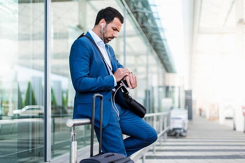 Pasajero esperando por el retraso de un vuelo de Emirates