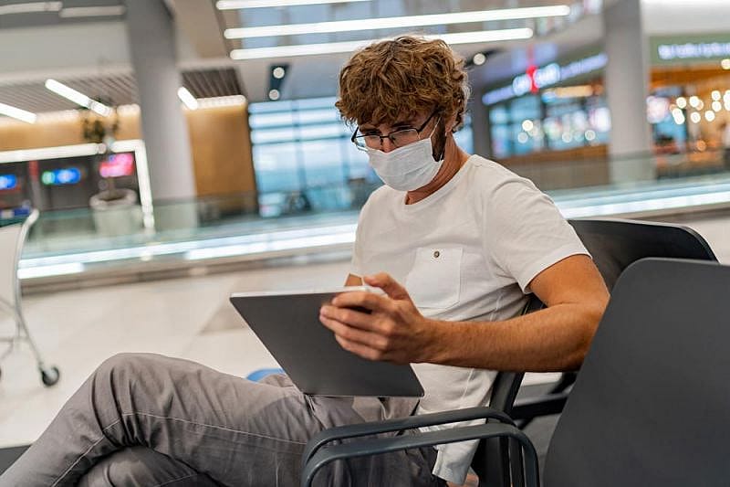 Pasajero en sala espera esperando por retrasos en el Aeropuerto de M&aacute;laga