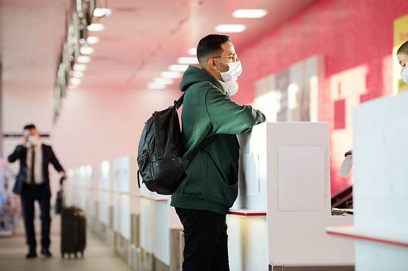 Pasajero en mostrador presentando reclamaci&oacute;n por retraso de vuelo de Air China 