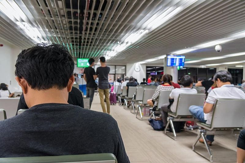 Pasajeros en sala de espera afectados por retrasos de Transavia
