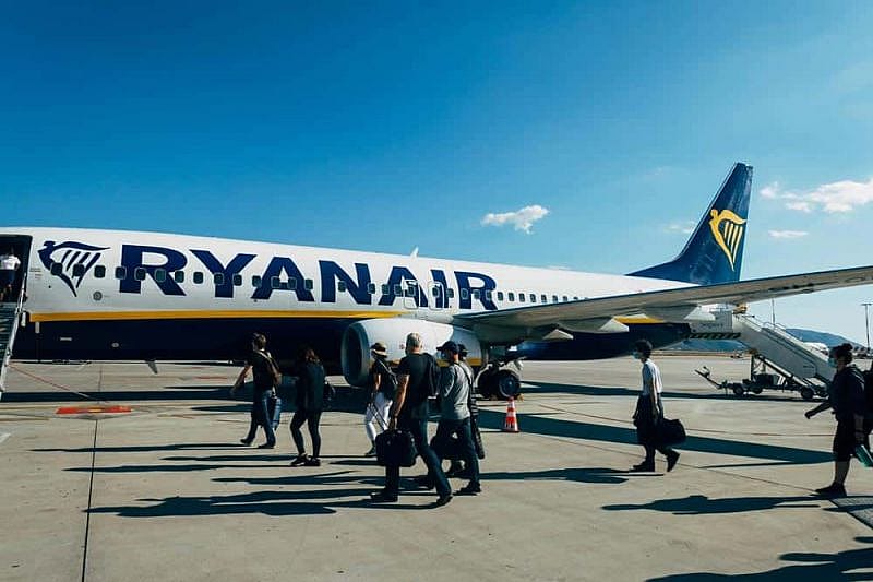 Pasajeros desembarco de un avi&oacute;n para ejercer sus derechos por cancelaci&oacute;n de vuelo