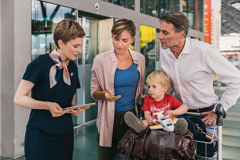 Familia consultando c&oacute;mo pedir a Brussels Airlines un reembolso