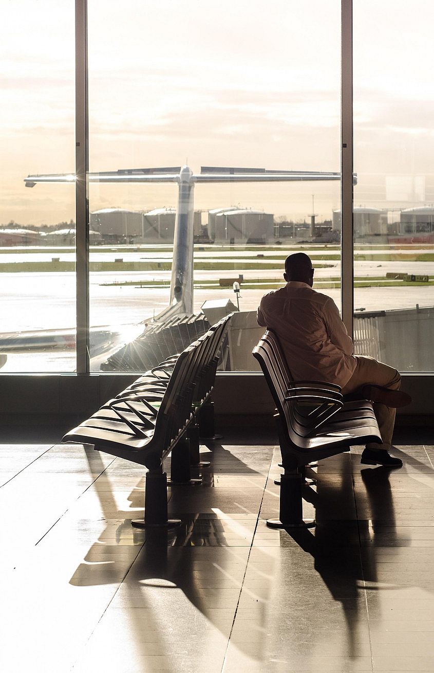Passageiro &agrave; espera num terminal de aeroporto