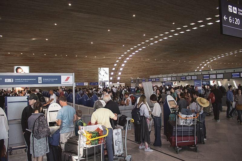 passagerare v&auml;ntar p&aring; flygavg&aring;ng i v&auml;nthallen