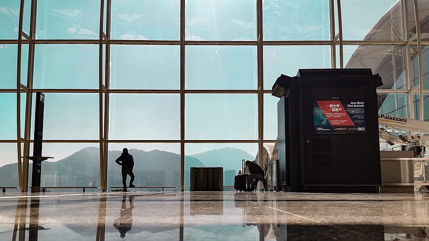 passagier die op de luchthaven wacht