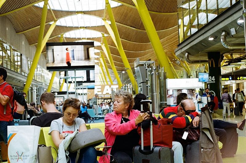 passeggeri stanchi in attesa all'aeroporto