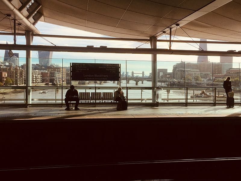 passeggero in attesa al terminal dell'aeroporto