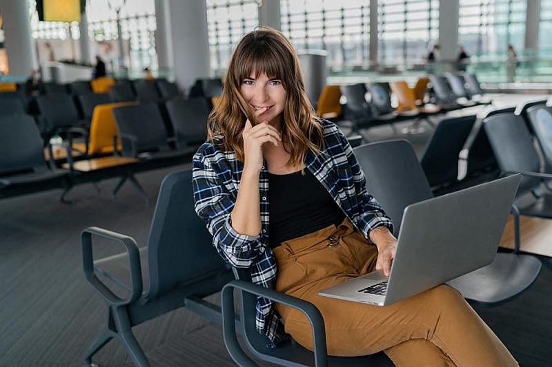 Passagier wartet auf neuen Flug nach Annullierung eines SAS-Flugs