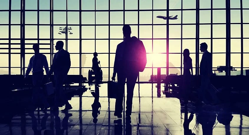 la gente camina por un aeropuerto
