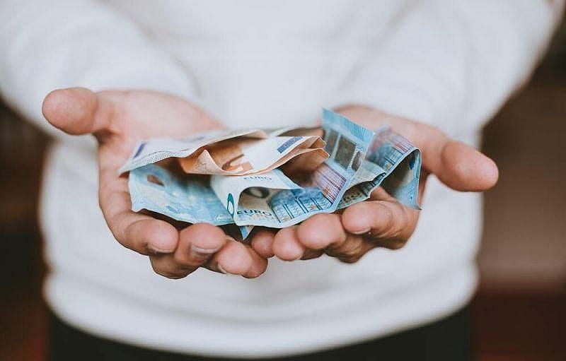 person h&aring;ller EURO-sedlar i olika val&ouml;rer