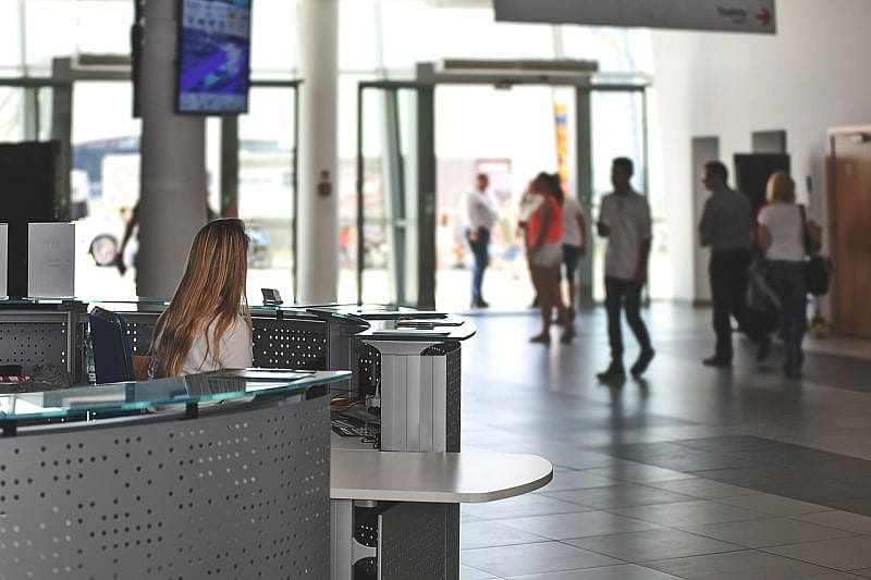 nadzwyczajne okoliczności op&oacute;źnienia lotu - pasażerowie na lotnisku