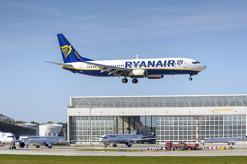 Avi&atilde;o da Ryanair a aterrar
