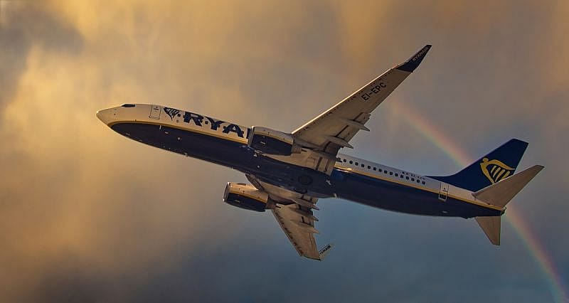 Genrebild &ouml;ver ett Ryanair flygplan i luften