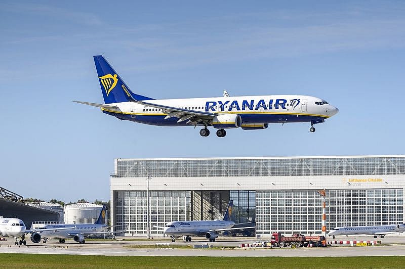 Genrebild &ouml;ver ett Ryanair flygplan p&aring; v&auml;g att landa