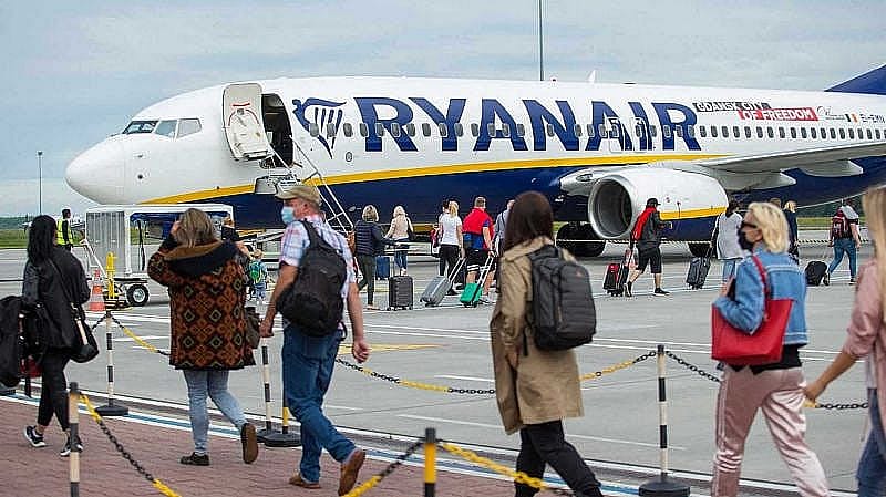 Matkustajat nousemassa Ryanairin lennolle lentoasemalla