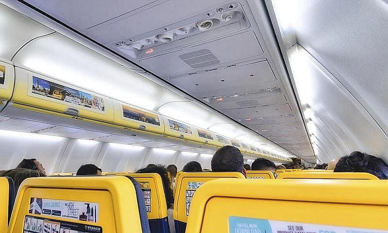 Matkustajat Ryanairin matkustamossa lennon aikana