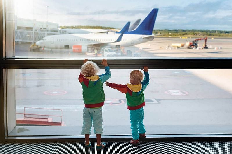 V&acirc;rsta copilului pentru a zbura cu avionul este de la 8 la 14 zile minim