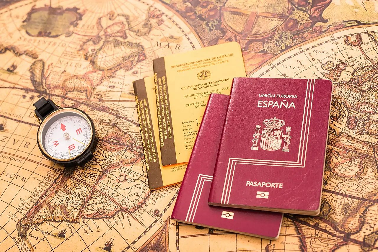 un pasaporte en una tarjeta