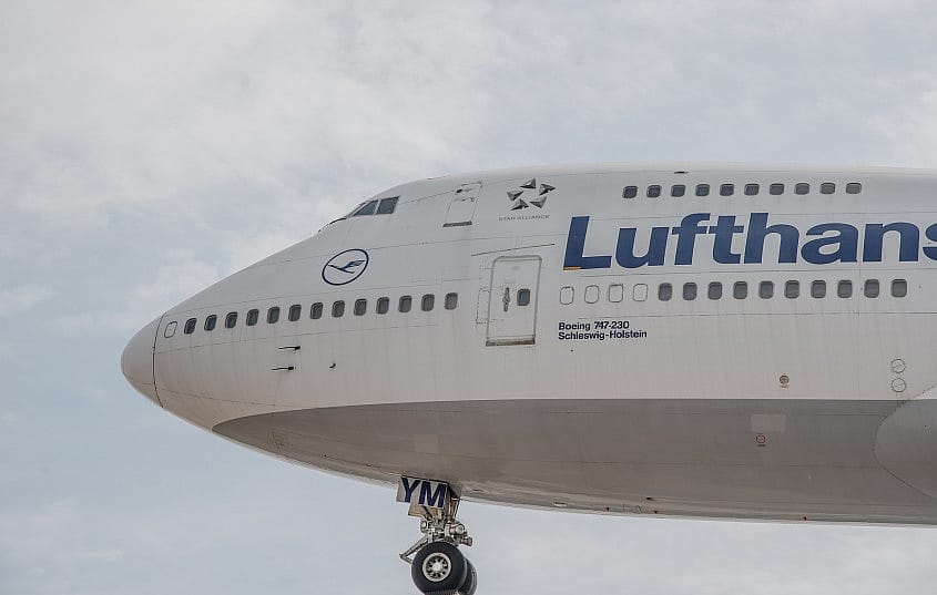 Genrebild &ouml;ver ett Lufthansa flyg p&aring; v&auml;g att landa