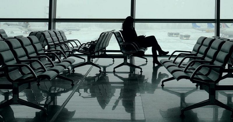 Een passagier wacht op een vertraagde vlucht van Transavia