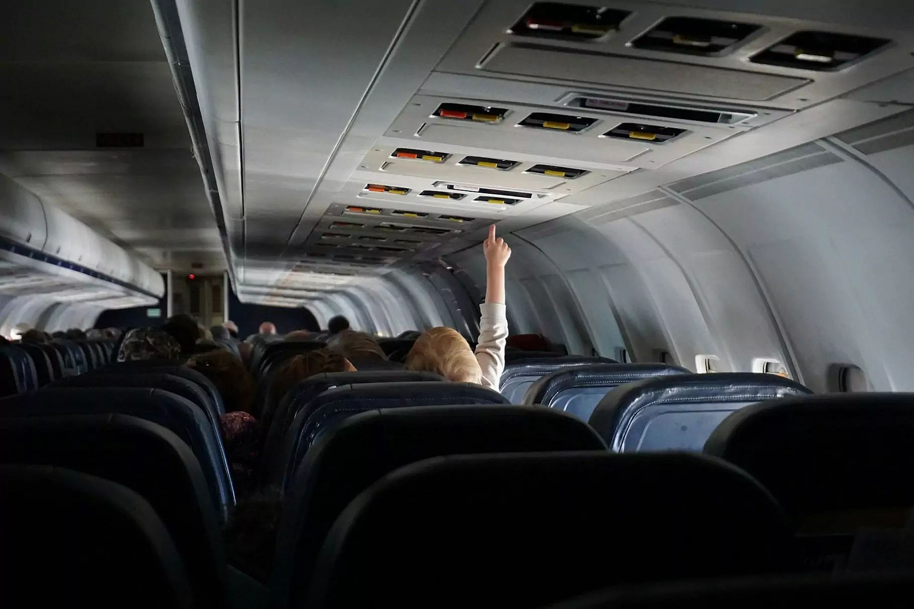 Uma crianca no aviao