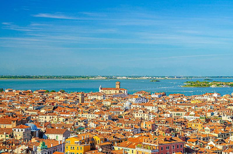 Centro hist&oacute;rico de Venecia con el aeropuerto Marco Polo al fondo