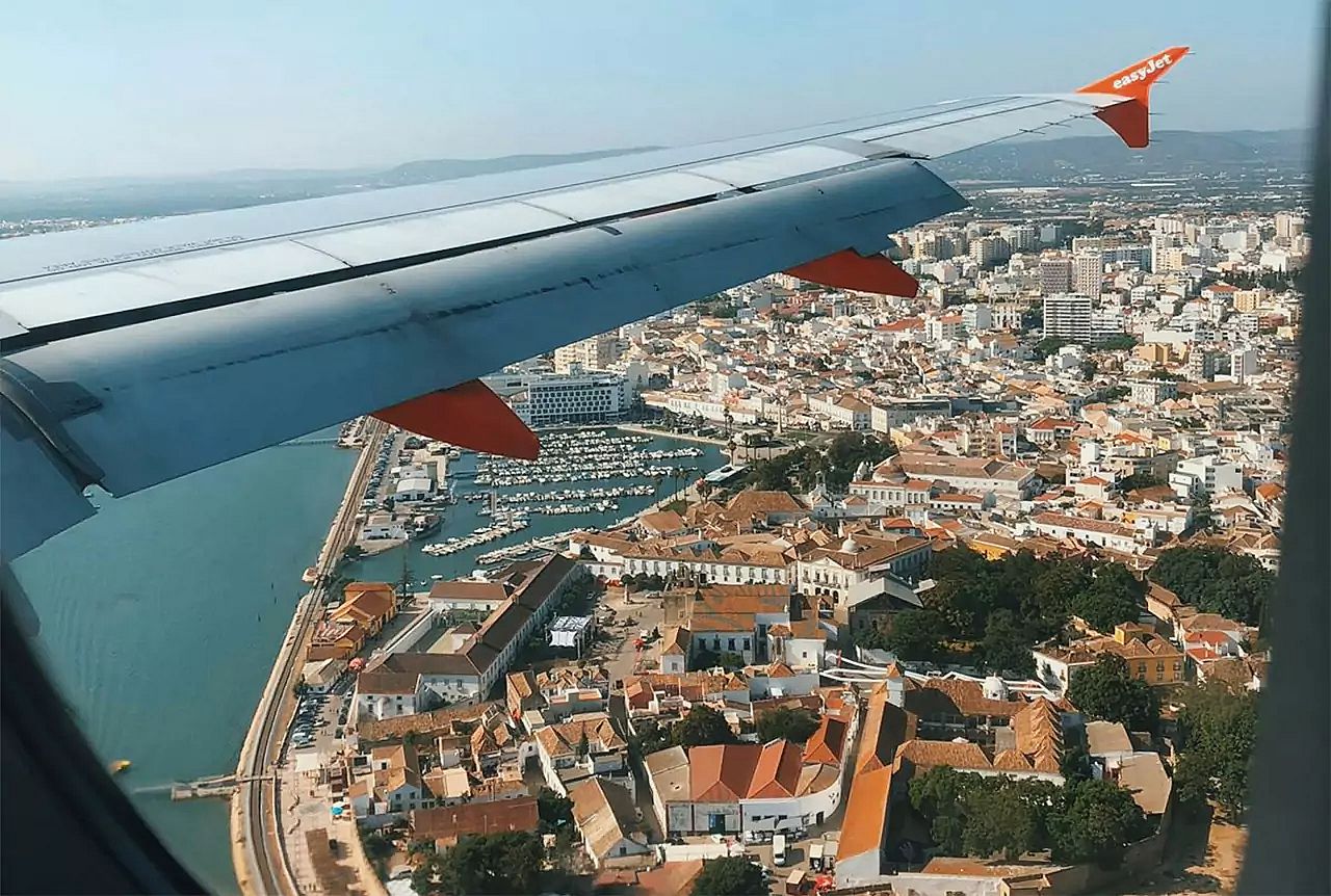 widok z okna samolotu easyJet