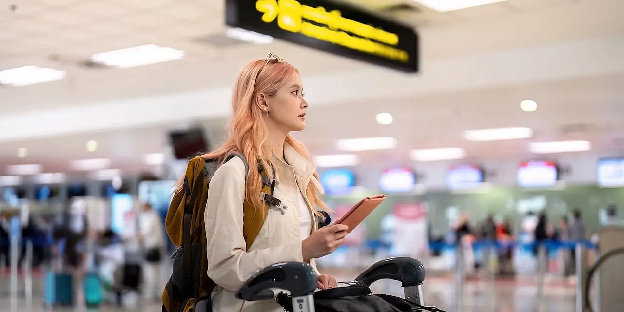 un viajero en un aeropuerto