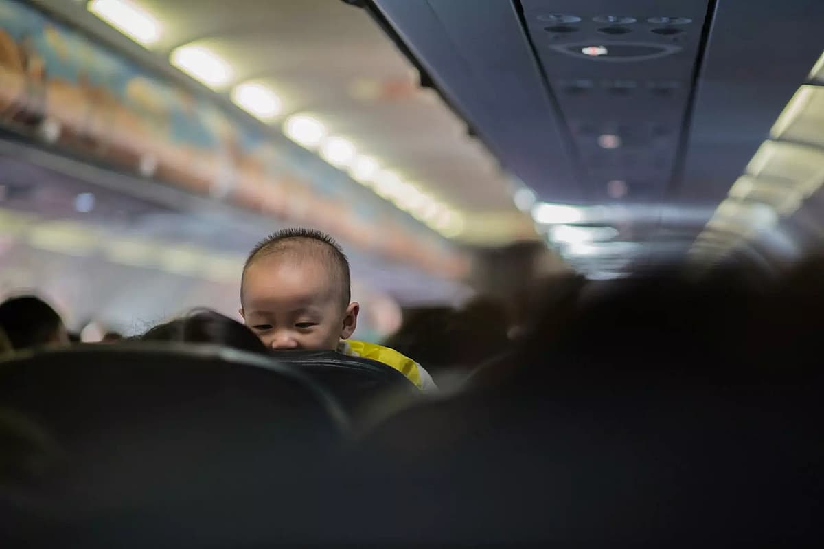 Bebe no aviao de passageiros