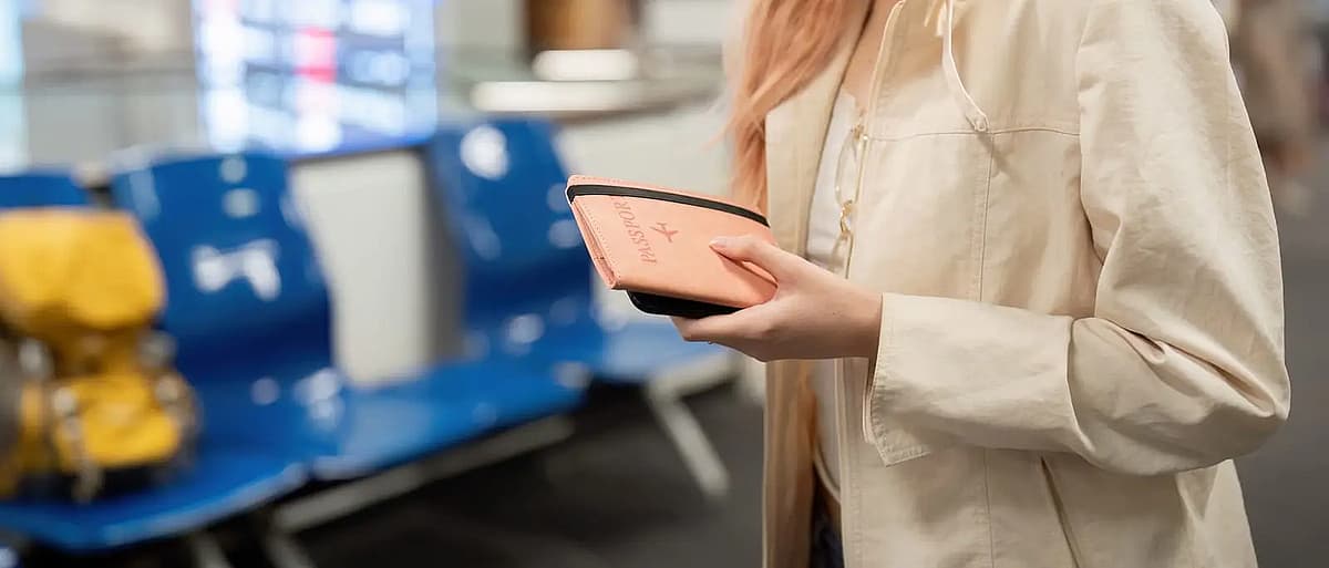 uma mulher com os seus documentos no aeroporto