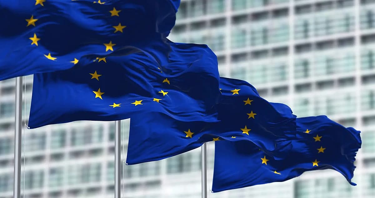 gruppe af den europ&aelig;iske unions flag vajer i vinden