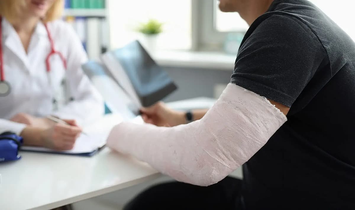 l&auml;kare genomf&ouml;r medicinsk konsultation med patient med kastrull p&aring; armen