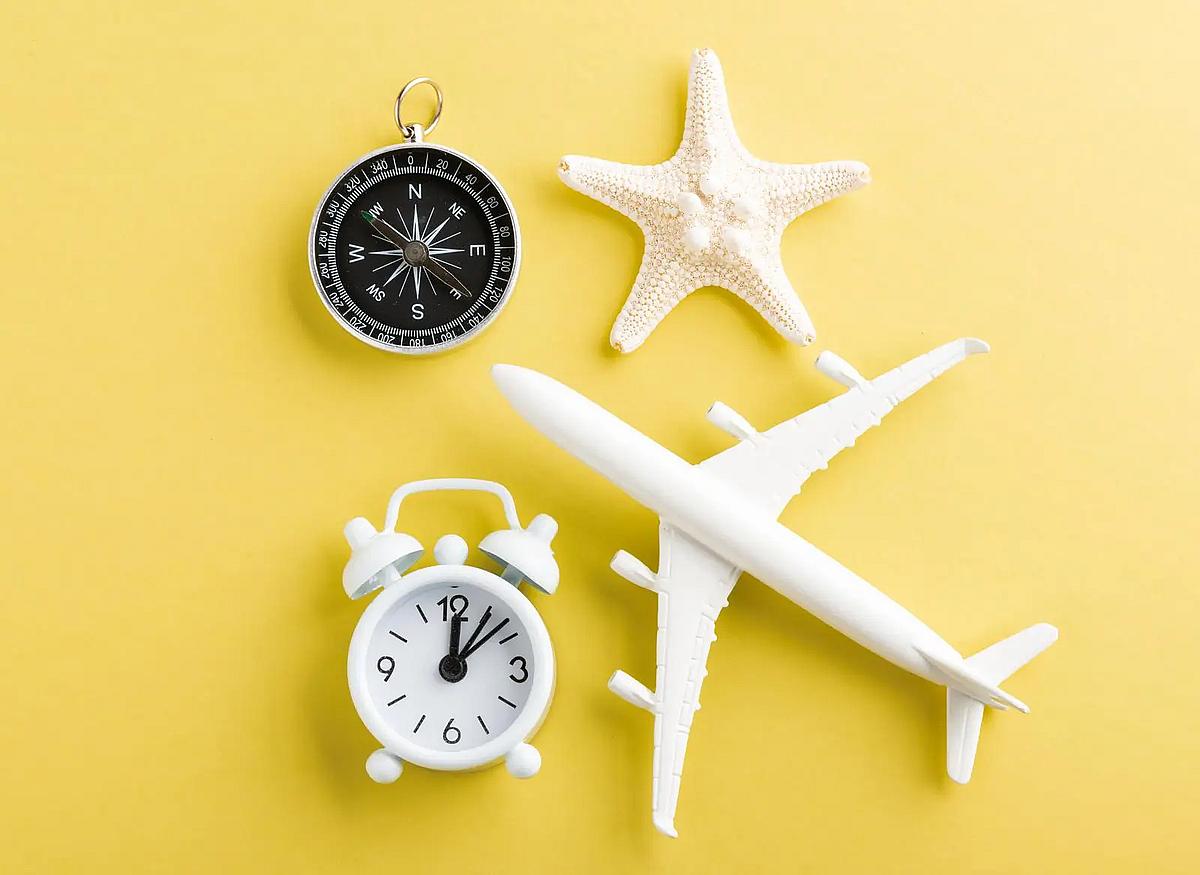 uma cena com um mini avi&atilde;o sobre um fundo amarelo