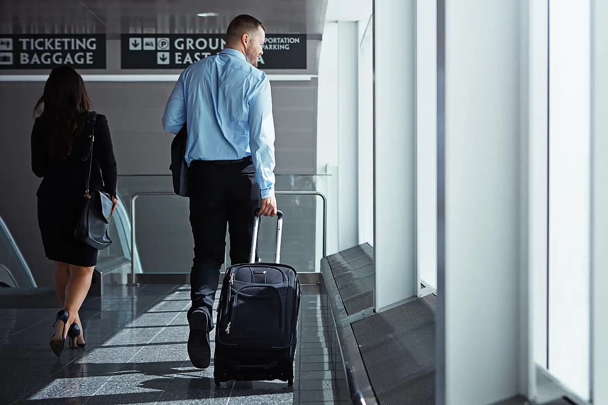 persone in aeroporto con valigie e bagagli
