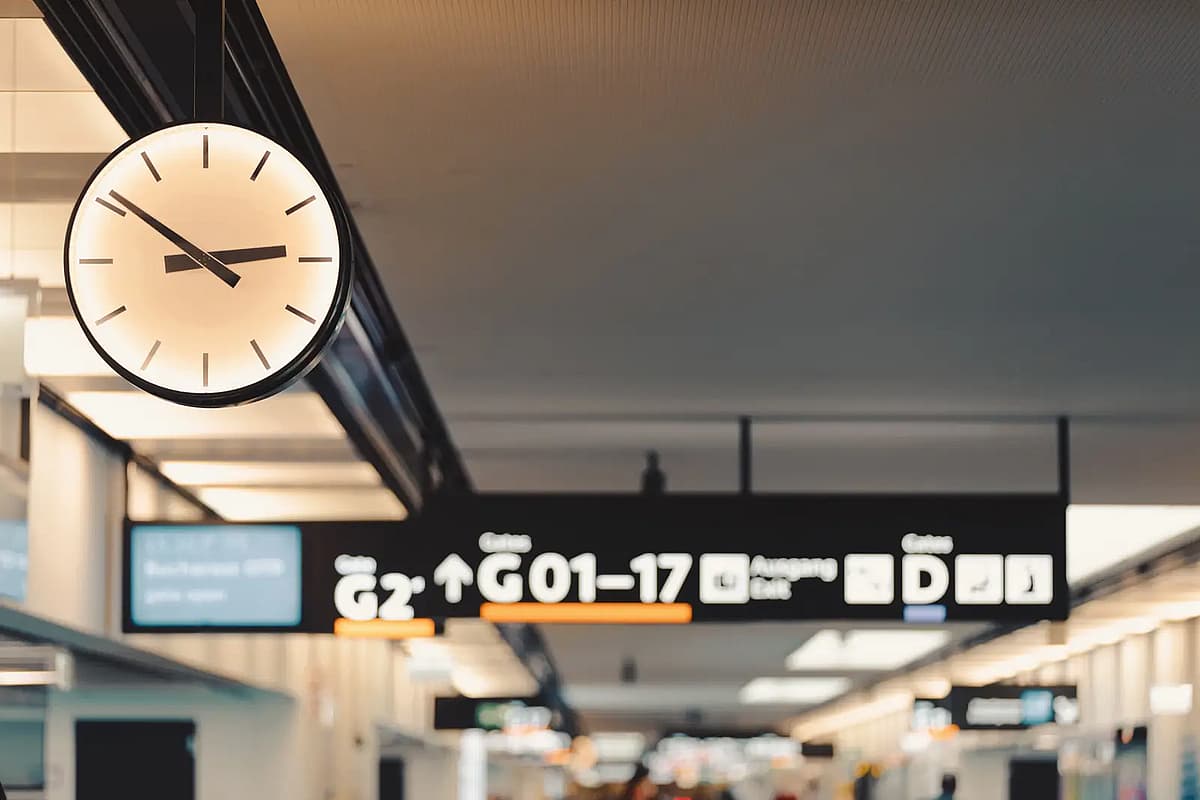 Gente caminando en la terminal del aeropuerto de Viena