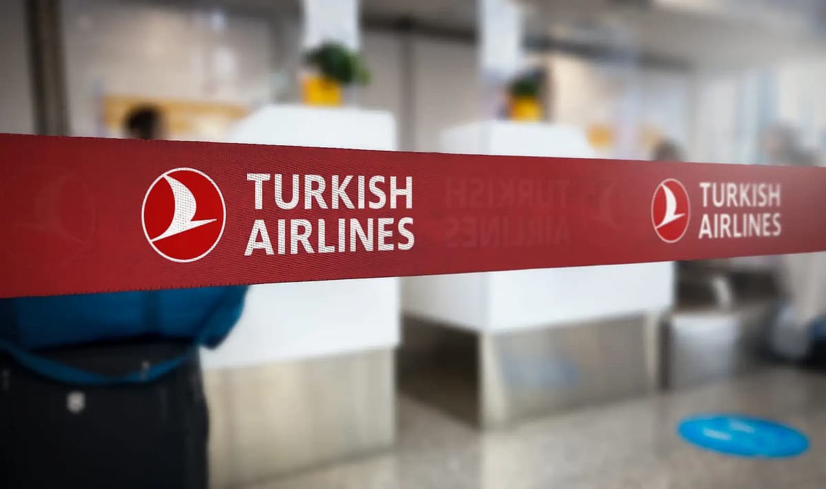 Crvena uvlačeća traka sa belim logom Turkish Airlinesa