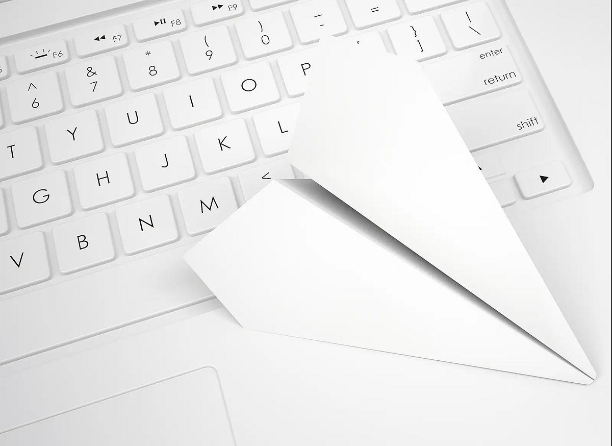 hvidt papirfly p&aring; tastaturet