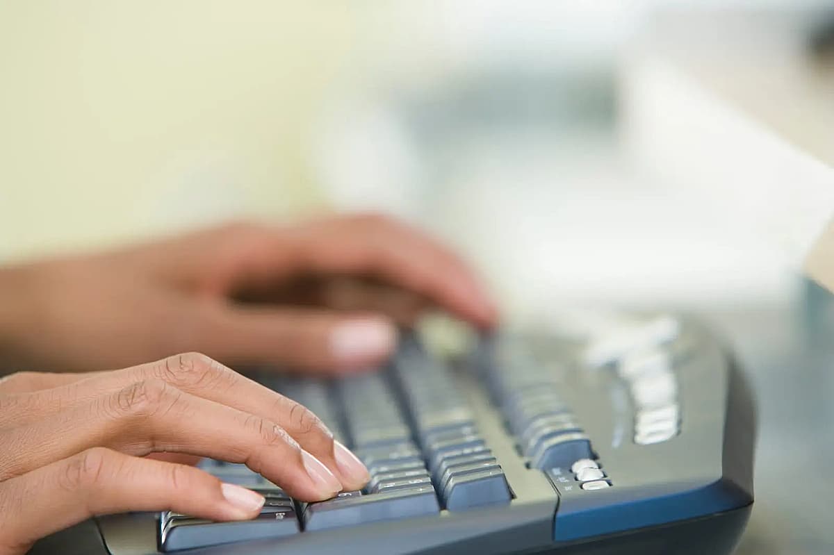 ženske ruke kucaju na tastaturi računara