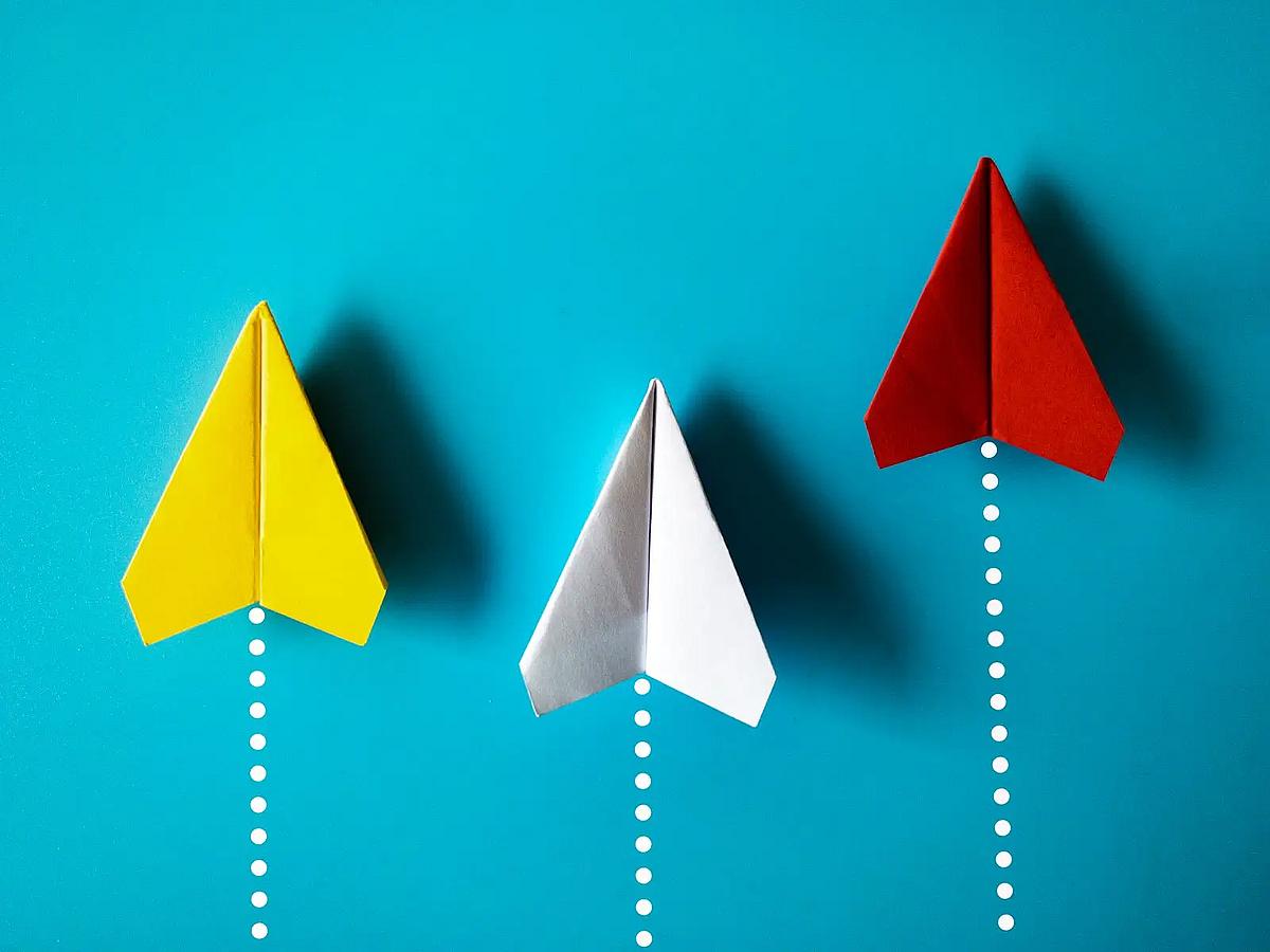 avi&otilde;es de papel sobre um fundo azul