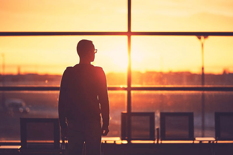 un homme dans un a&eacute;roport