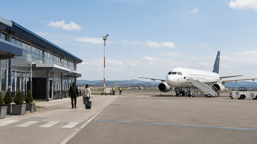 putnici i avion na pisti aerodroma Morava kod Kraljeva