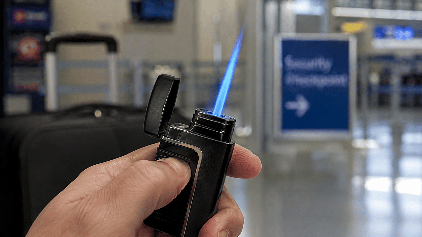 turbo upaljač sa plavim plamenom u ruci na aerodromu