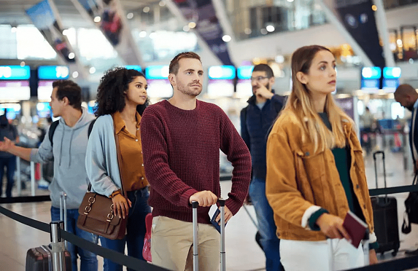 passageiros em fila no aeroporto com malas