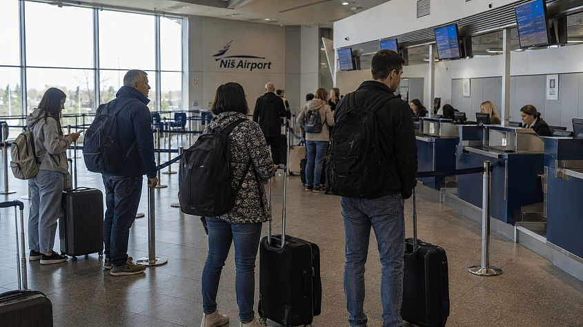 putnici na &scaron;alteru za čekiranje na aerodromu u Ni&scaron;u