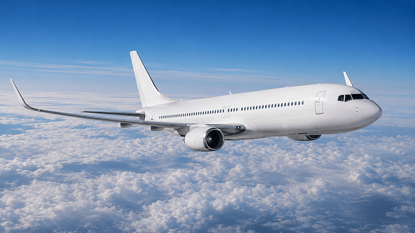 putnički avion krstari iznad oblaka