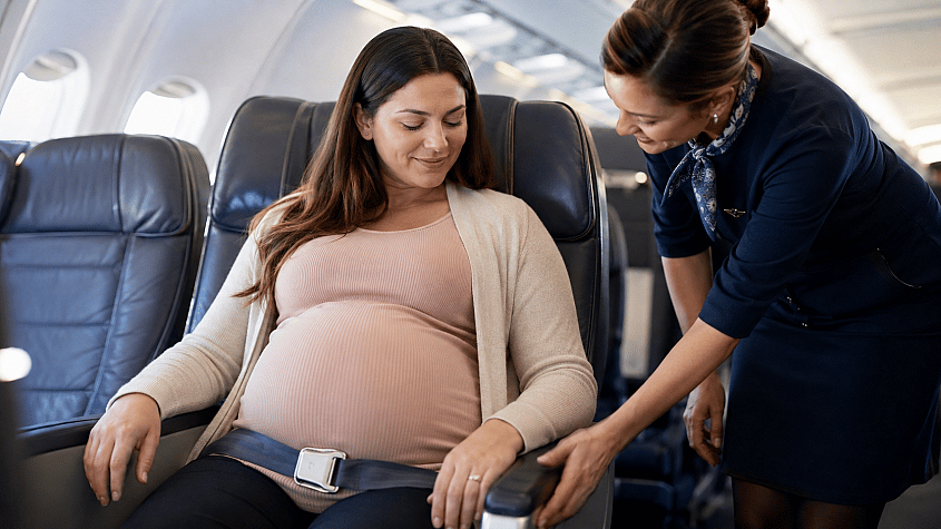 trudnica vezuje sigurnosni pojas u avionu